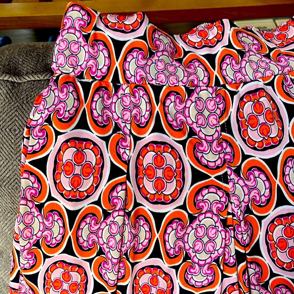 Party pants, wide legs and looks almost like a skirt, beautiful and fun pattern
